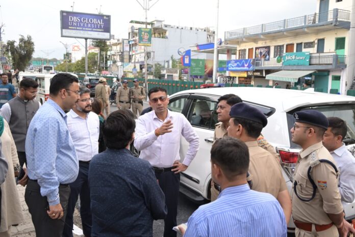 देहरादून में पीएम नरेंद्र मोदी के दौरे से पहले डीएम सविन बंसल ने आशारोड़ी से गढ़ीकैंट तक निरीक्षण कर व्यवस्थाओं का जायजा लिया, प्रशासन अलर्ट मोड में।