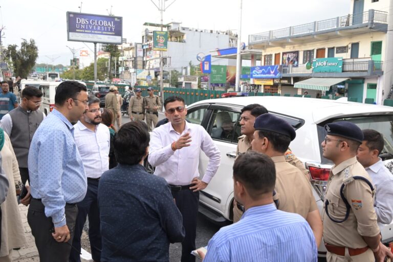 देहरादून में पीएम नरेंद्र मोदी के दौरे से पहले डीएम सविन बंसल ने आशारोड़ी से गढ़ीकैंट तक निरीक्षण कर व्यवस्थाओं का जायजा लिया, प्रशासन अलर्ट मोड में।