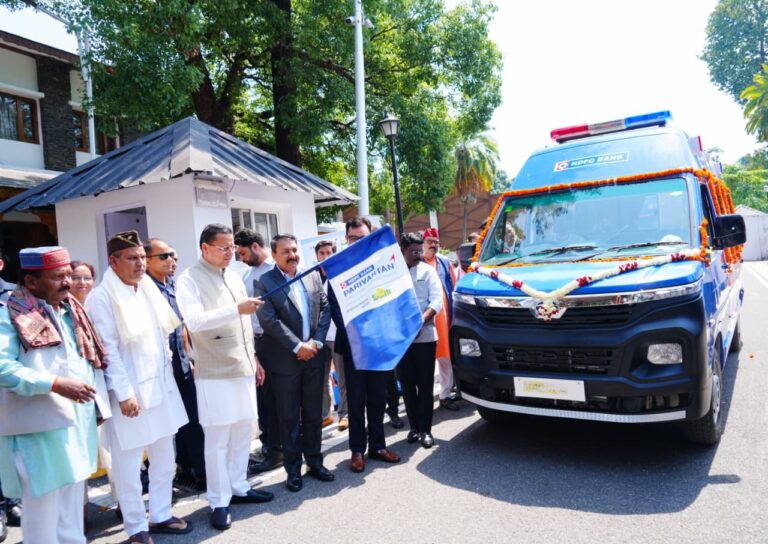 मुख्यमंत्री धामी ने HDFC बैंक द्वारा प्रदत्त 4 अत्याधुनिक एम्बुलेंस को किया फ्लैग ऑफ
