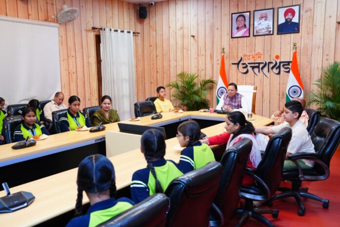 मुख्यमंत्री पुष्कर सिंह धामी ने छात्राओं के साथ सुना प्रधानमंत्री मोदी के ‘मन की बात’ का 134वां संस्करण