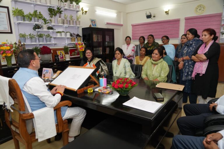 आंगनबाड़ी कर्मियों के मानदेय बढ़ाने पर सरकार गंभीर, CM धामी से मुलाकात के बाद हड़ताल स्थगित