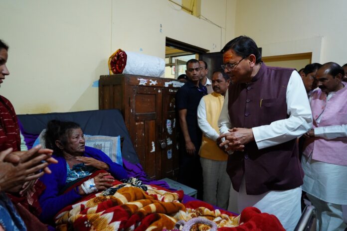 मुख्यमंत्री धामी ने जिला अस्पताल पहुंचकर मरीजों का जाना हालचाल