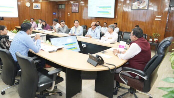 मुख्य सचिव आनन्द बर्द्धन ने देहरादून में बिजली लाइनों की अंडरग्राउंड केबलिंग को लेकर सचिवालय में उच्चस्तरीय बैठक कर कार्यों में तेजी लाने के निर्देश दिए।