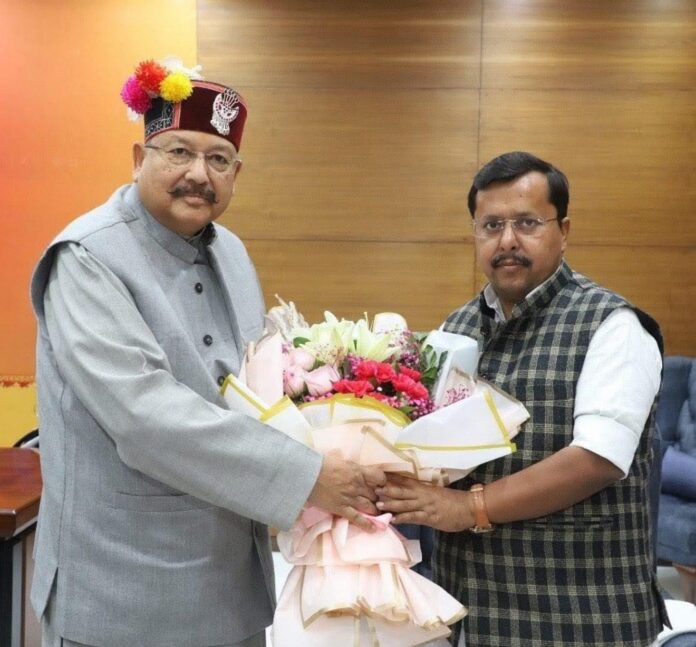 उत्तराखंड के मंत्री सतपाल महाराज की कार पर गिरा पहाड़ी से पत्थर, बाल-बाल बचे मंत्री और अमृता रावत