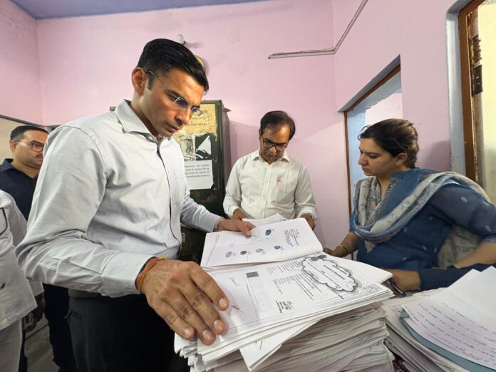 सब रजिस्टार कार्यालय विकासनगर में डीएम का औचक निरीक्षण
