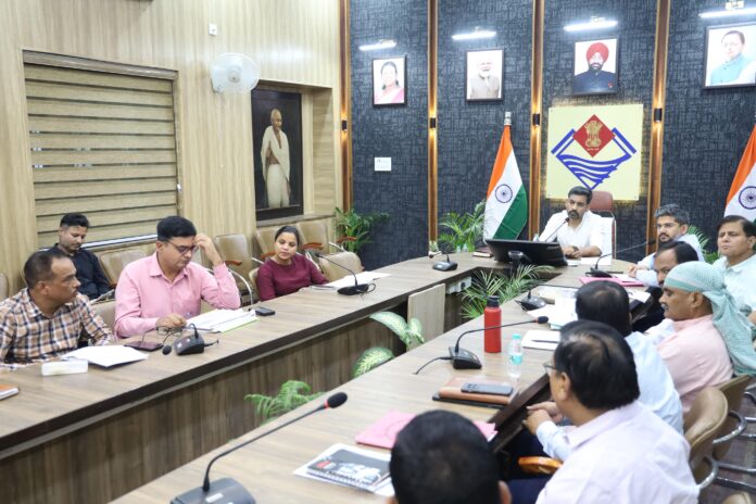गंगा संरक्षण और स्वच्छता कार्यों में लापरवाही पर डीएम सख्त प्रेजेंटेशन नहीं, धरातल पर दिखें परिणाम— अधिकारियों को डीएम डॉ. आशीष चौहान की दो टूक