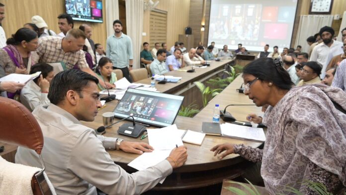 देहरादून में जन दर्शन फरियादियों की संख्या 300 पार
