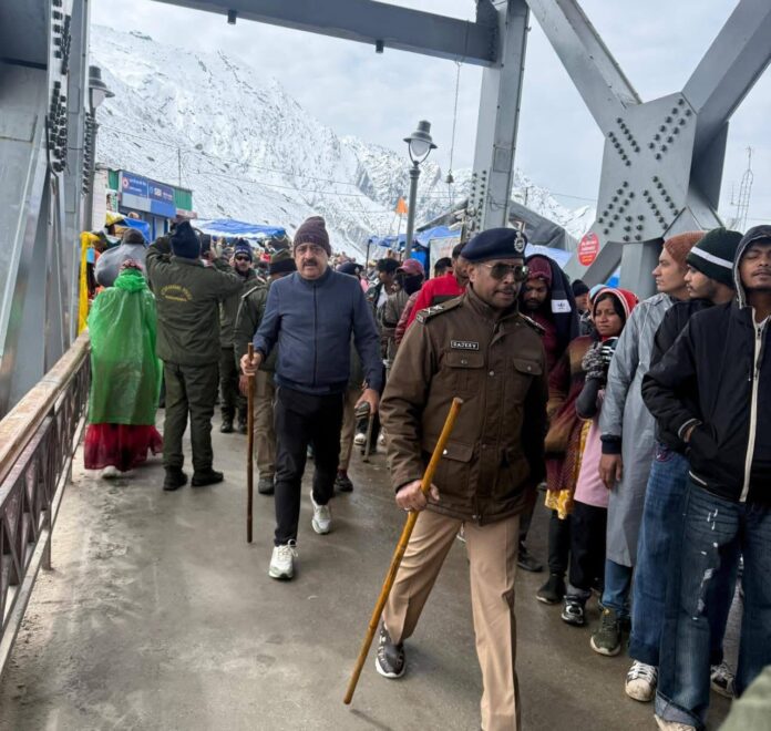 केदारनाथ धाम में श्रद्धालुओं की सुरक्षा के कड़े इंतज़ाम आयुक्त पांडेय एवं आईजी गढ़वाल स्वरूप ने जाना कैसे है हाल