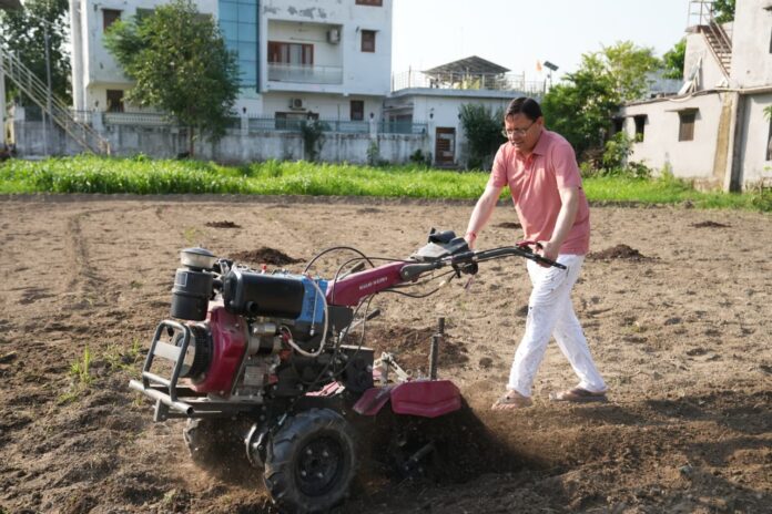 खेत में उतरे सीएम धामी, टिलर चलाकर दिया जैविक खेती और कृषि परंपराओं को बढ़ावा देने का संदेश|BHADAS4INDIA
