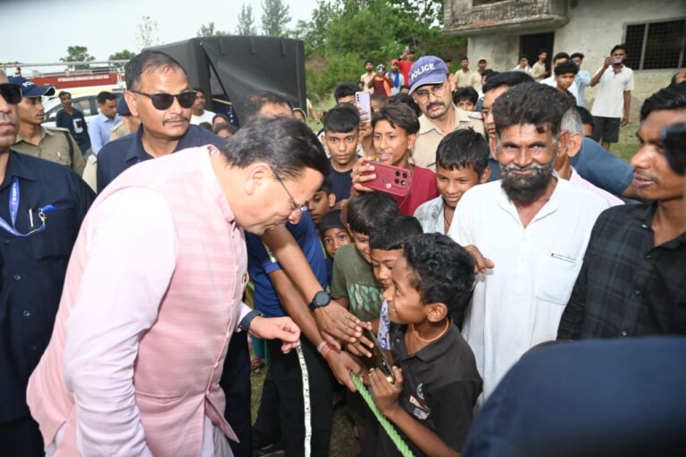 बच्चों के बीच पहुंचे CM धामी, सेल्फी और तस्वीरों के लिए उमड़ी भीड़, दिए सफलता के मंत्र|Bhadas4India