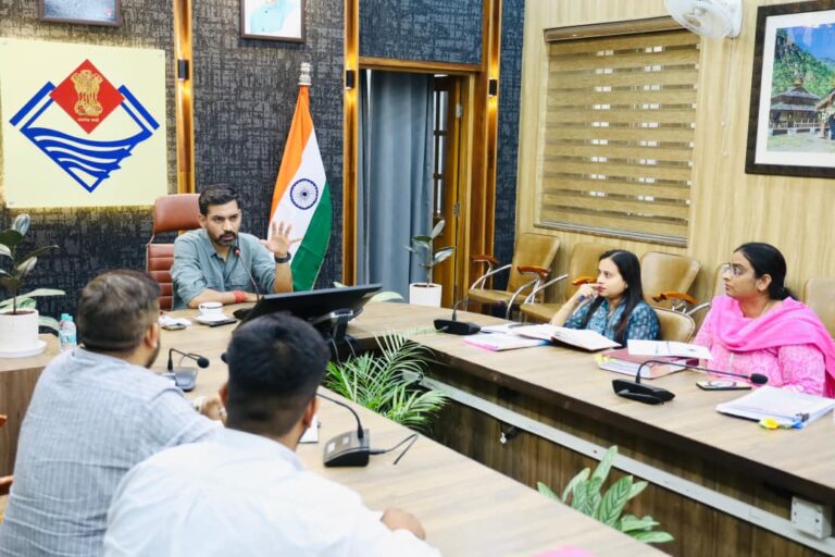 Dehradun Smart City: स्मार्ट सिटी परियोजनाओं पर डीएम आशीष चौहान सख्त