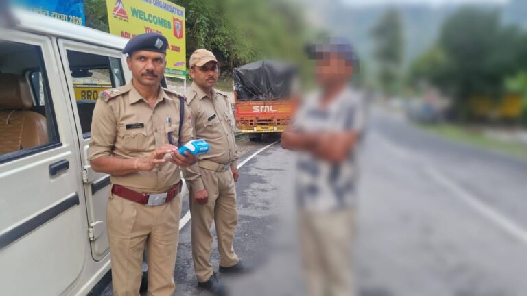 दारू पीकै गाड़ी हांकण पड़ौ भारी, पुलिसै करा दी थाने की सवारी