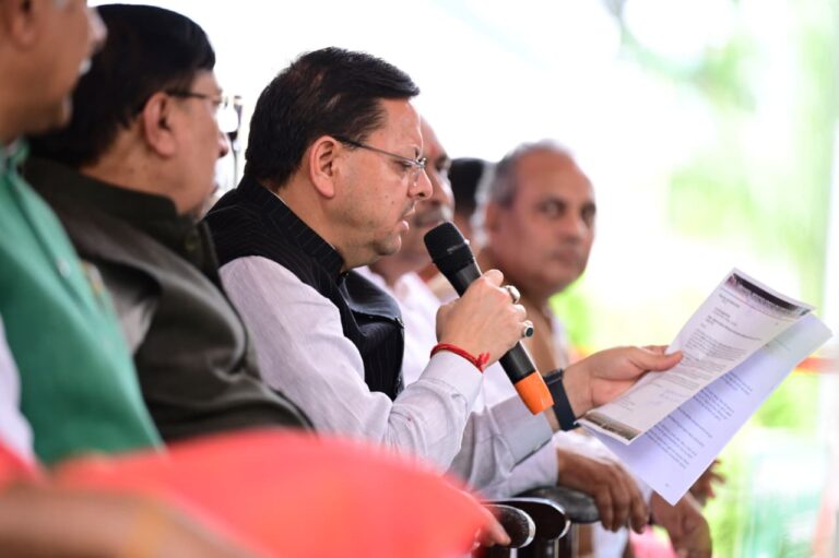 सहसपुर जनसेवा शिविर में लोगों की समस्याएं सुनते मुख्यमंत्री पुष्कर सिंह धामी