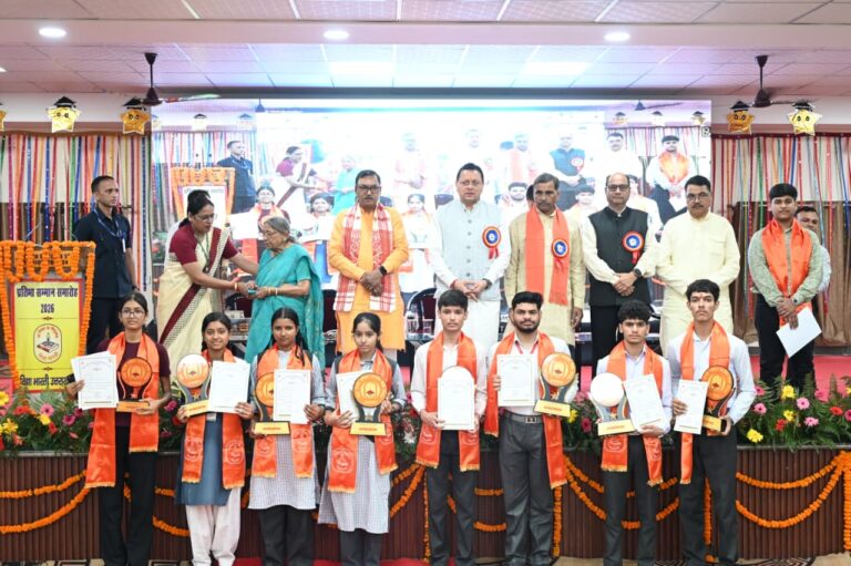 रुड़की में मेधावी विद्यार्थियों का सम्मान, CM धामी बोले- भारत को विश्वगुरु बनाने में युवाओं की अहम भूमिका