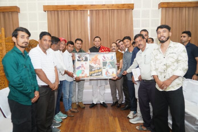 मुख्यमंत्री आवास में विभिन्न संगठनों के प्रतिनिधियों से मुलाकात करते मुख्यमंत्री पुष्कर सिंह धामी मुख्यमंत्री आवास में विभिन्न संगठनों के प्रतिनिधियों से मुलाकात करते मुख्यमंत्री पुष्कर सिंह धामी