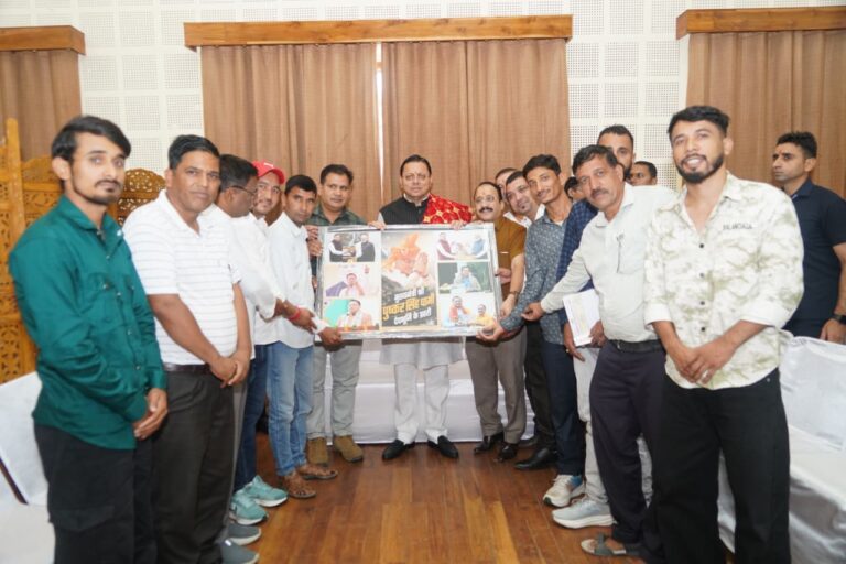 मुख्यमंत्री आवास में विभिन्न संगठनों के प्रतिनिधियों से मुलाकात करते मुख्यमंत्री पुष्कर सिंह धामी