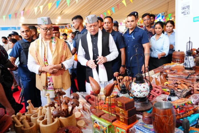 देहरादून के परेड ग्राउंड में लोक संवर्धन पर्व का उद्घाटन करते मुख्यमंत्री पुष्कर सिंह धामी और केंद्रीय मंत्री किरेन रिजिजू