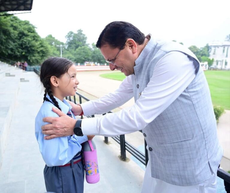 CM Dhami Viral Video: CM धामी का स्कूली बच्ची से संवाद का वीडियो वायरल