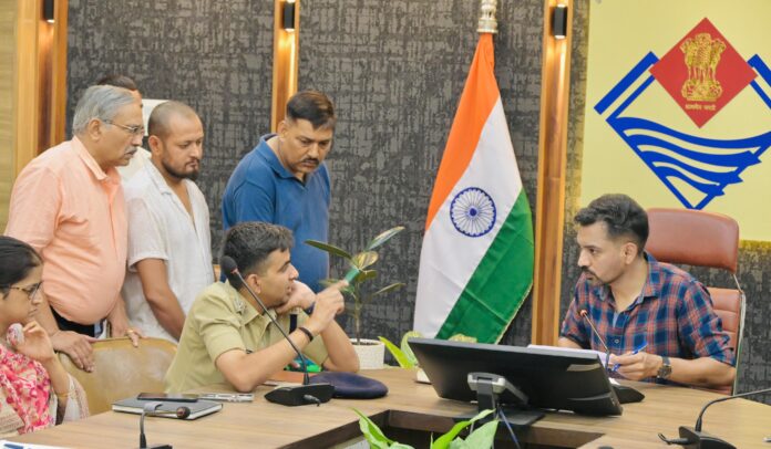 समाधान दिवस में डीएम आशीष चौहान का सख्त रुख, 169 शिकायतों पर कार्रवाई, लापरवाह अधिकारियों को चेतावनी