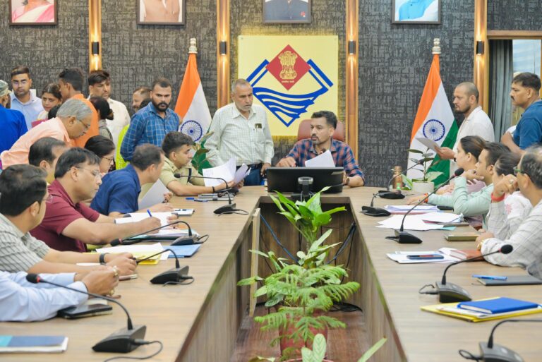 सरकार पहुंची जनता के द्वार: तीन दिन में हजारों लोगों को मिला योजनाओं का लाभ, समस्याओं का हुआ समाधान