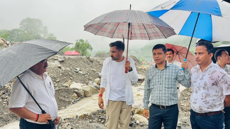 रेड अलर्ट के बीच ग्राउंड जीरो पर पहुंचे डीएम आशीष चौहान, सहस्रधारा और सपेरा बस्ती का किया निरीक्षण