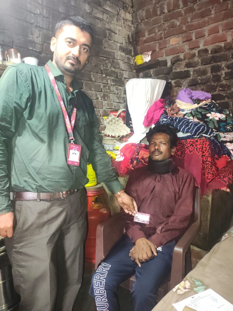 दिव्यांग सुनील चंद्र को व्हीलचेयर उपलब्ध कराते अधिकारी