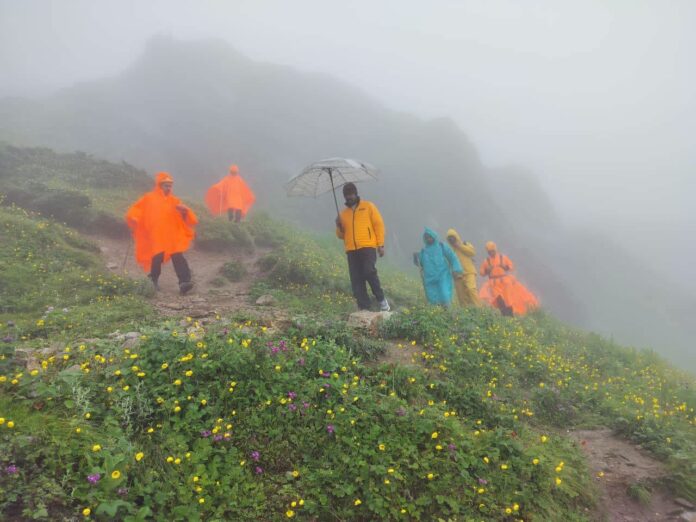 लक्सर में रातभर पानी से घिरे मकान में फंसे रहे पिता-पुत्र, SDRF ने किया सफल रेस्क्यू लक्सर में रातभर पानी से घिरे मकान में फंसे रहे पिता-पुत्र, SDRF ने किया सफल रेस्क्यू