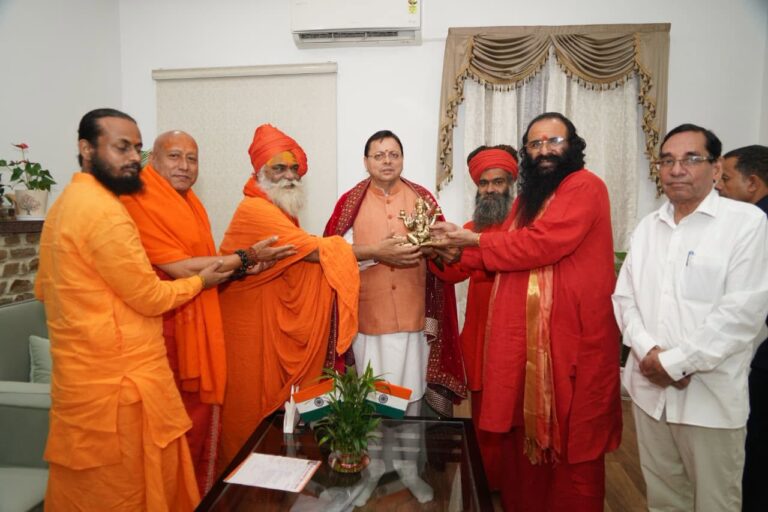 CM धामी को बागेश्वर की पवित्र छड़ी यात्रा का निमंत्रण, संतों के प्रतिनिधिमंडल ने की मुलाकात