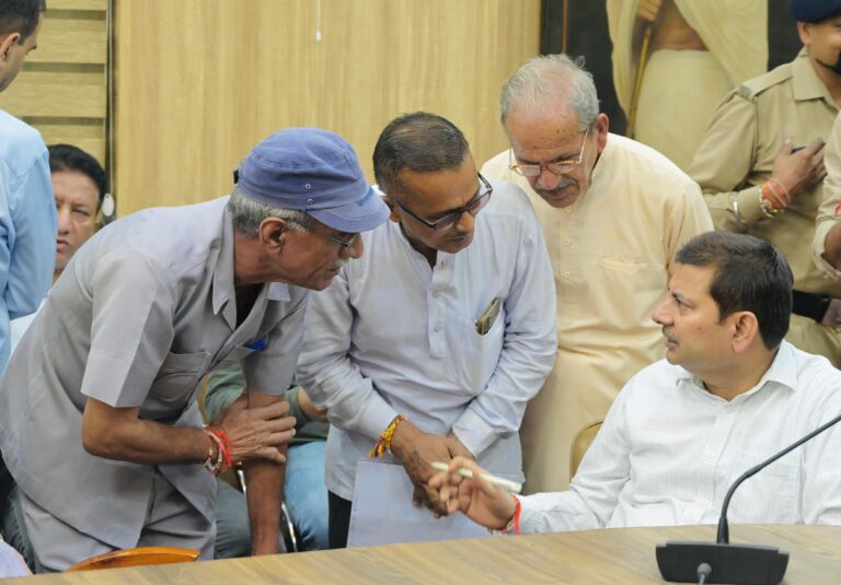 देहरादून समाधान दिवस: 87 शिकायतें दर्ज, भूमि कब्जा और धोखाधड़ी मामलों पर प्रशासन सख्त