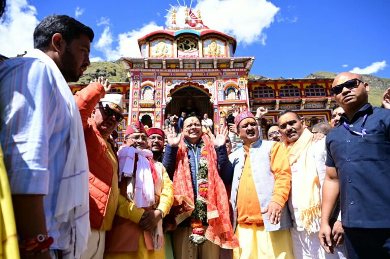बदरीनाथ धाम पहुंचे सीएम धामी, मास्टर प्लान कार्यों का लिया जायजा, कथा महोत्सव में हुए शामिल