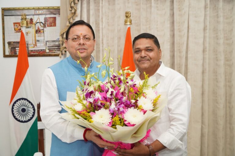 मुख्यमंत्री पुष्कर सिंह धामी से जिला सहकारी बैंक नैनीताल के नवनिर्वाचित अध्यक्ष की शिष्टाचार भेंट