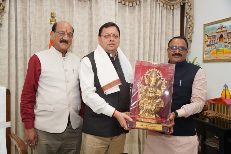 मुख्यमंत्री धामी से मध्य प्रदेश के ऊर्जा मंत्री राकेश शुक्ला की मुलाकात