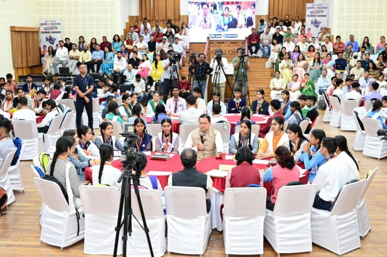 CM धामी की घोषणा: सरकारी स्कूलों के छात्रों को टैब, खातों में आएगी राशि